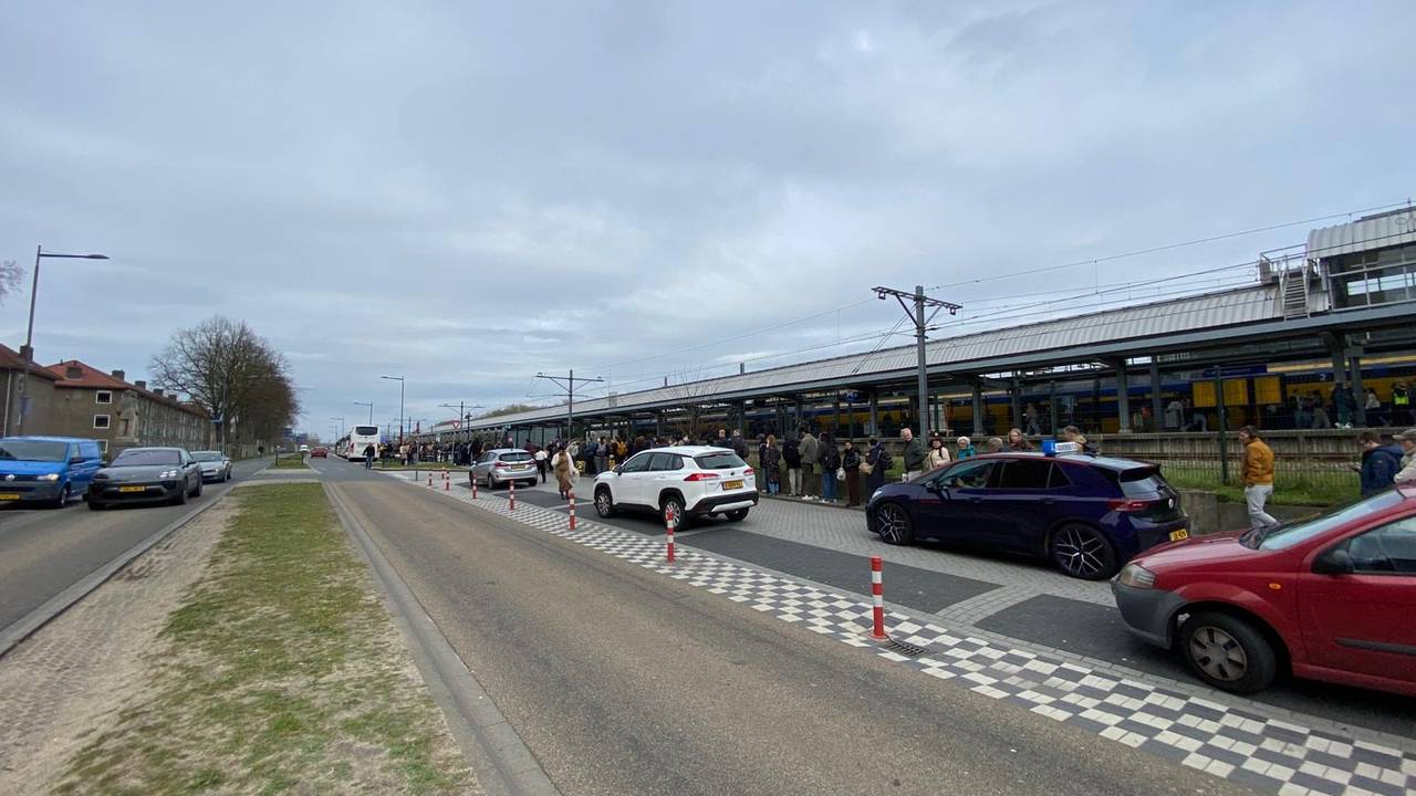 Lange rijen voor de bus na spoorverzakking bij Vught (foto: Floortje Steigenga).