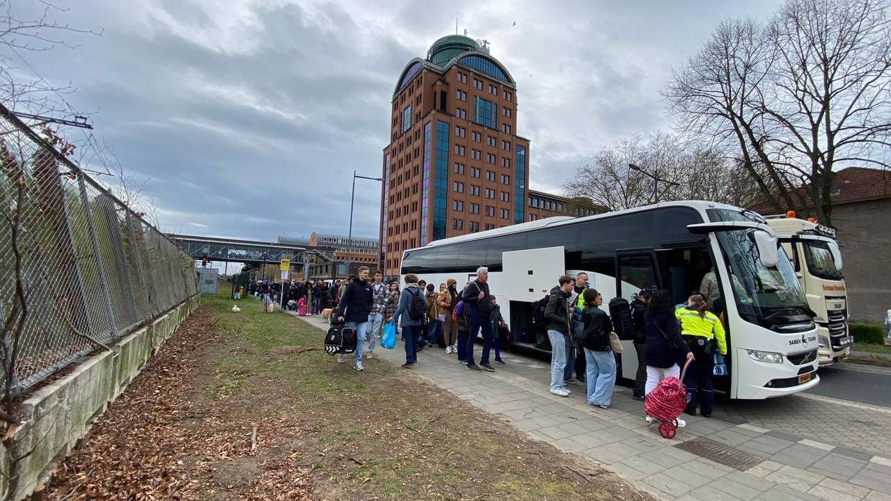 Lange rijen voor de bus na spoorverzakking bij Vught (foto: Floortje Steigenga).