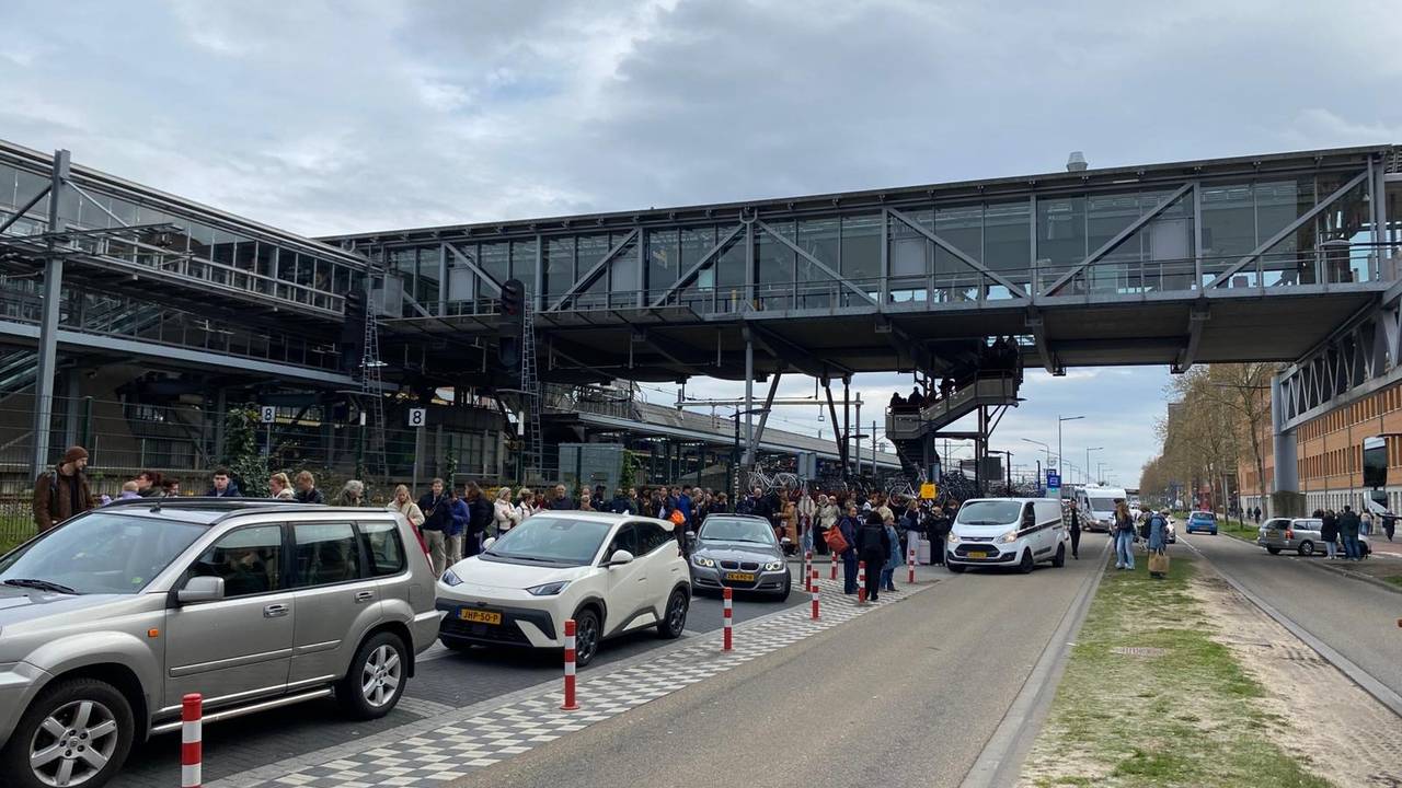 Lange rijen voor de bus na spoorverzakking bij Vught (foto: Floortje Steigenga).
