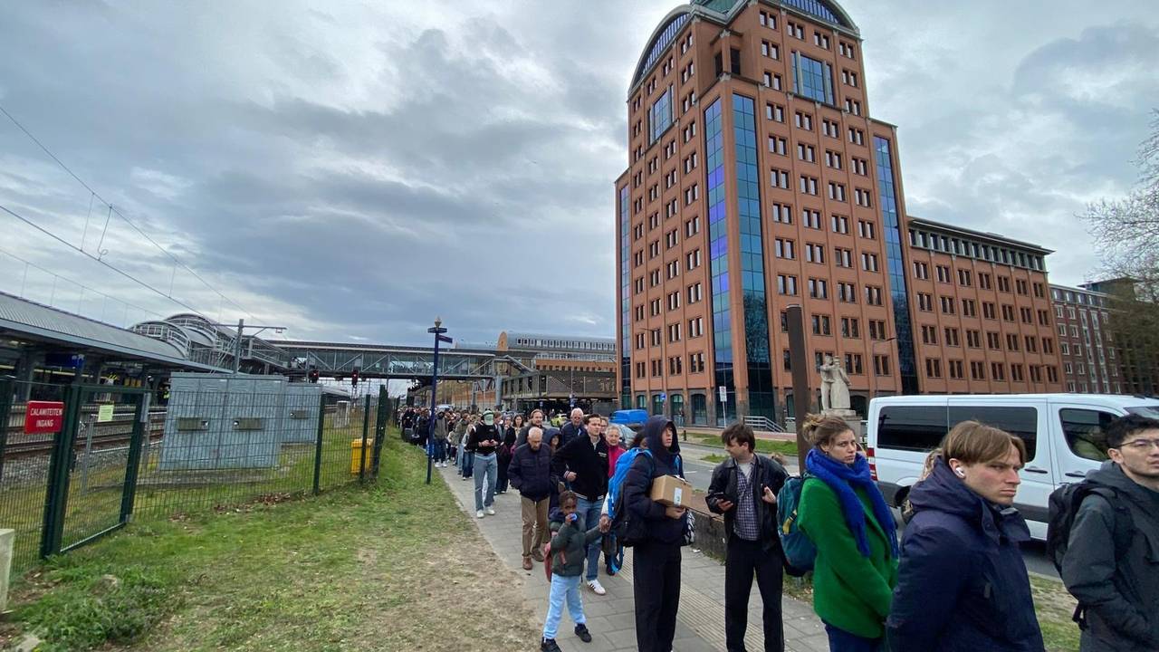 Lange rijen voor de bus na spoorverzakking bij Vught (foto: Floortje Steigenga).