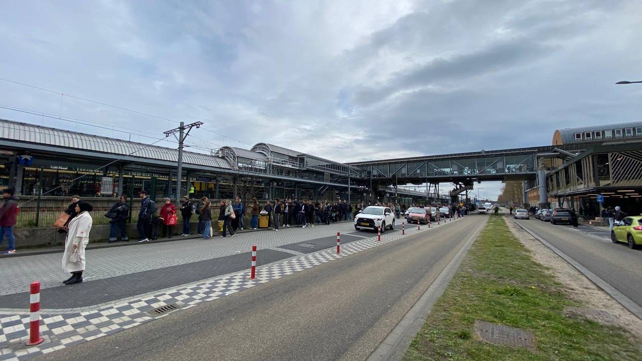 Lange rijen voor de bus na spoorverzakking bij Vught (foto: Floortje Steigenga).