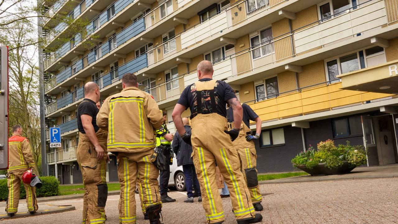 Felle brand in appartement in Helmond, bewoners tijdelijk geëvacueerd (foto: Harrie Grijseels / Persbureau Heitink).
