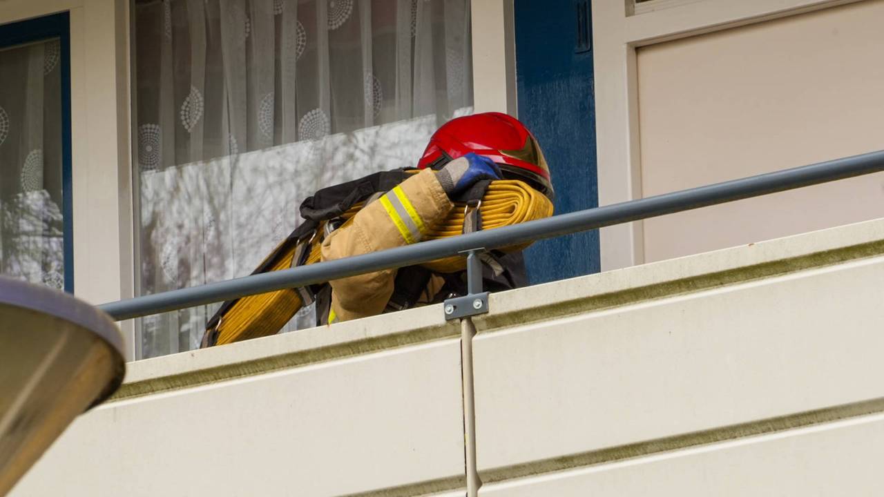 Felle brand in appartement in Helmond, bewoners tijdelijk geëvacueerd (foto: Harrie Grijseels / Persbureau Heitink).