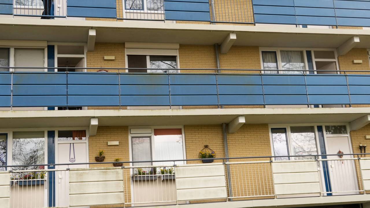 Felle brand in appartement in Helmond, bewoners tijdelijk geëvacueerd (foto: Harrie Grijseels / Persbureau Heitink).