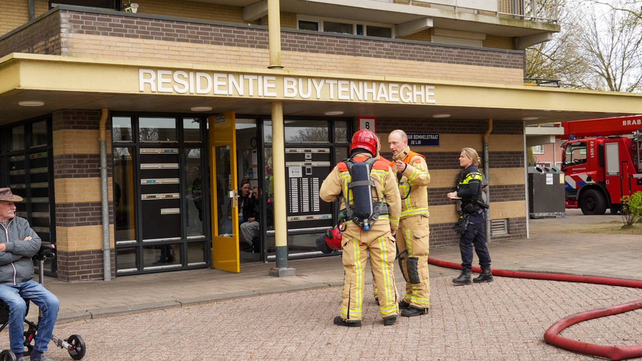 Felle brand in appartement in Helmond, bewoners tijdelijk geëvacueerd (foto: Harrie Grijseels / Persbureau Heitink).