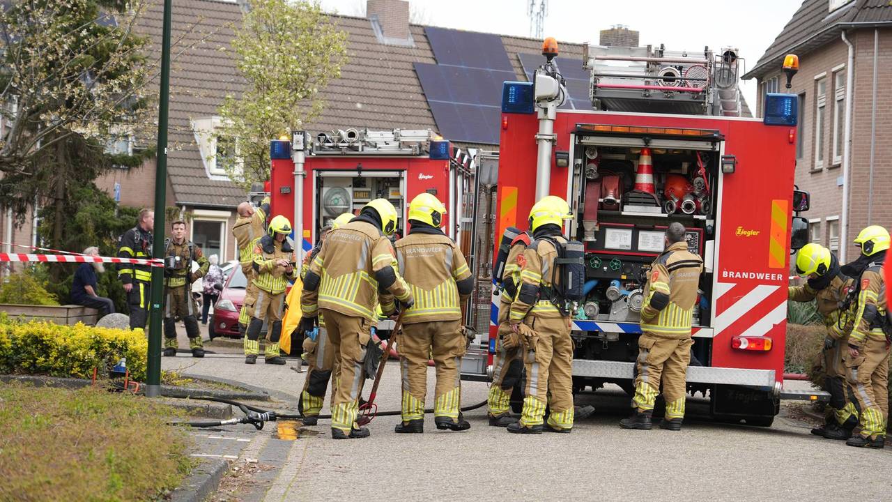 Meerdere gewonden door brand in huis: drie kinderen betrokken (foto: Jeroen Stuve / Persbureau Heitink).