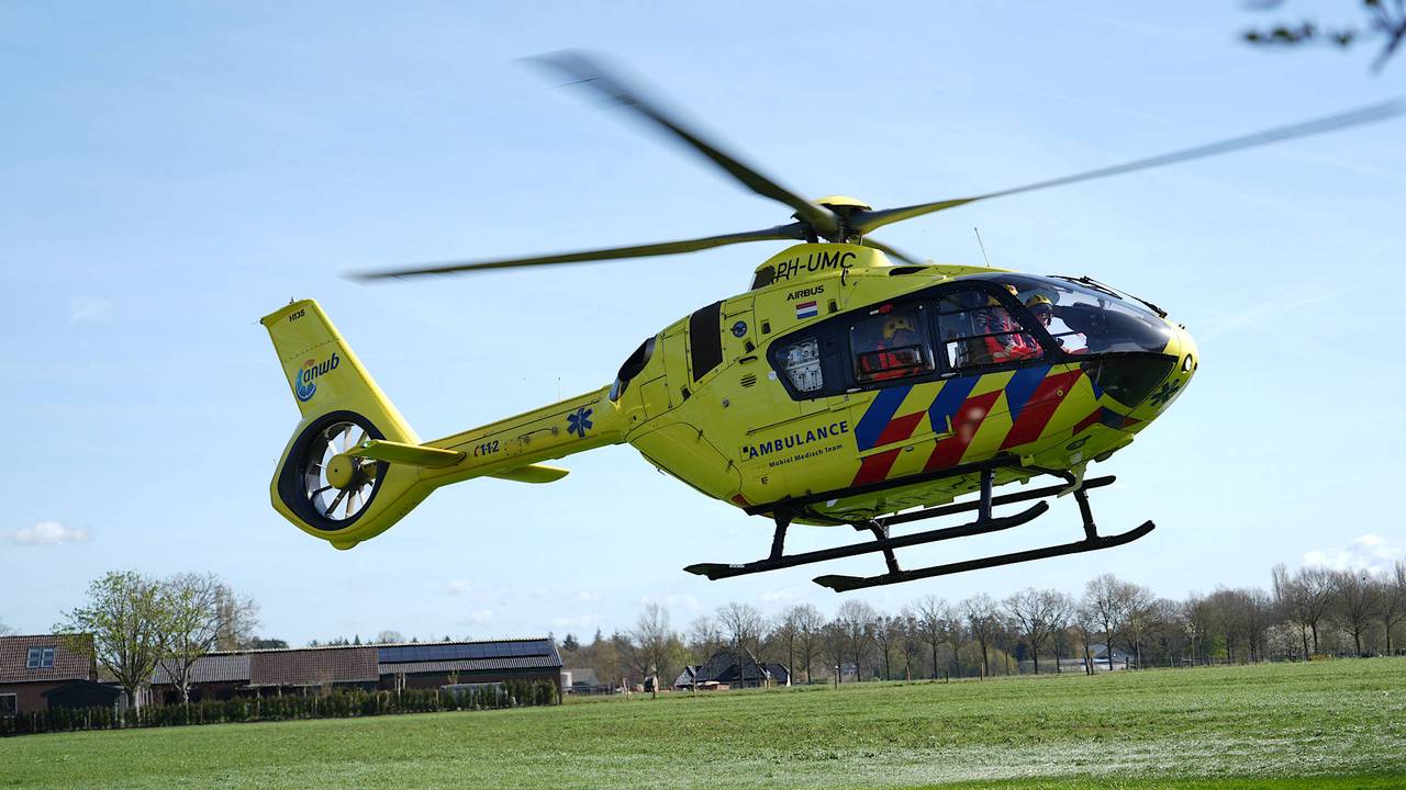 Vanwege de ernst van de situatie in Chaam kwam onder meer een traumaheli naar de plaats van het ongeluk (foto: Jeroen Stuve/Persbureau Heitink).