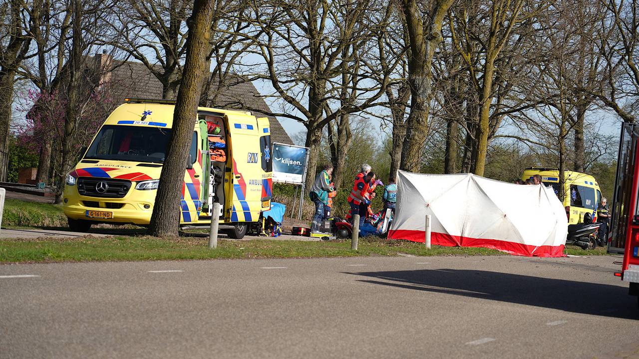 Volgens omstanders verloor de motorrijder in een flauwe bocht de macht over het stuur en botste hij tegen een boom (foto: Jeroen Stuve/Persbureau Heitink).