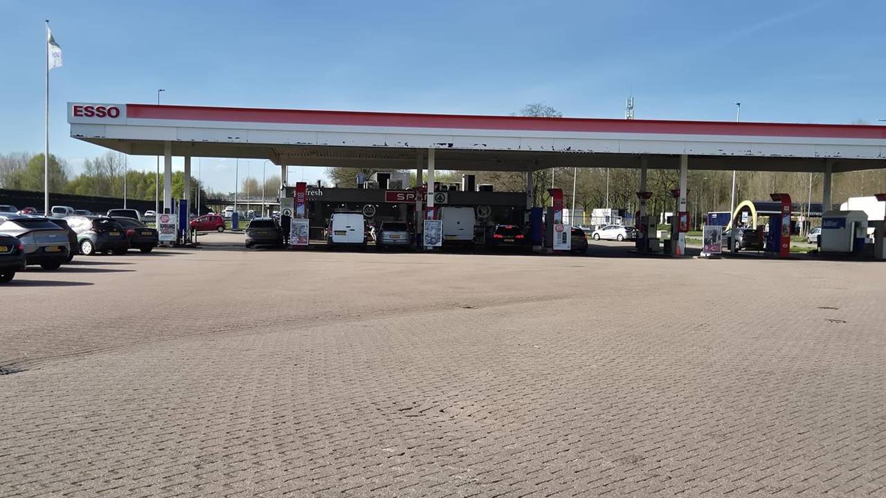 Bij het tankstation op de A2 bij Liempde werd een kind mishandeld (foto: politie Instagram).