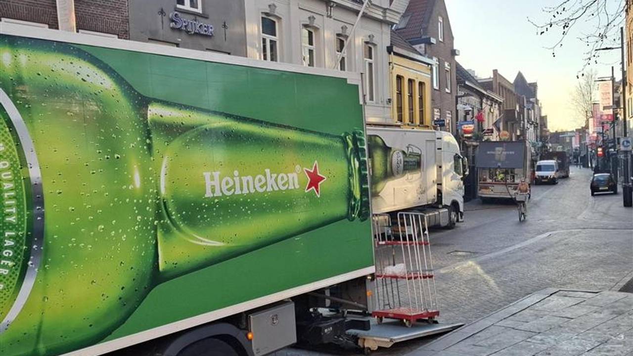 Een file aan vrachtwagens met bier. Foto: Leon Voskamp