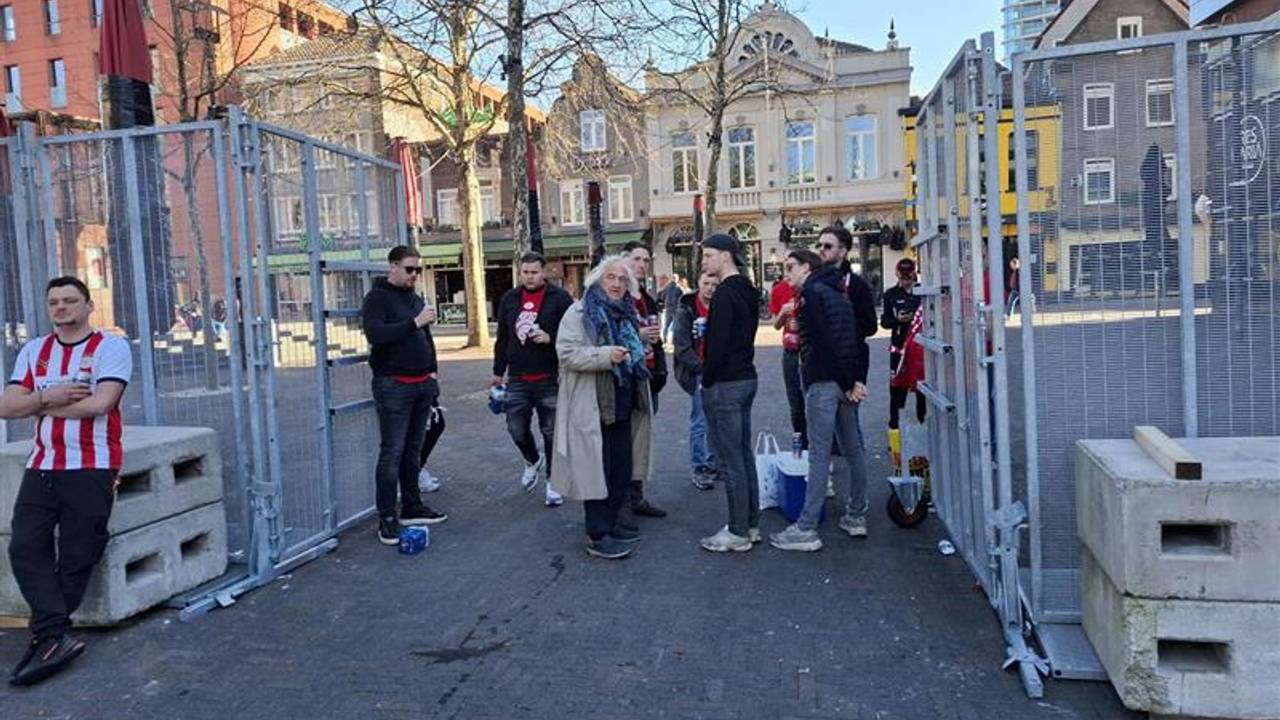 Er rond halftien staan enkele tientallen supporters buiten (foto: Leon Voskamp).
