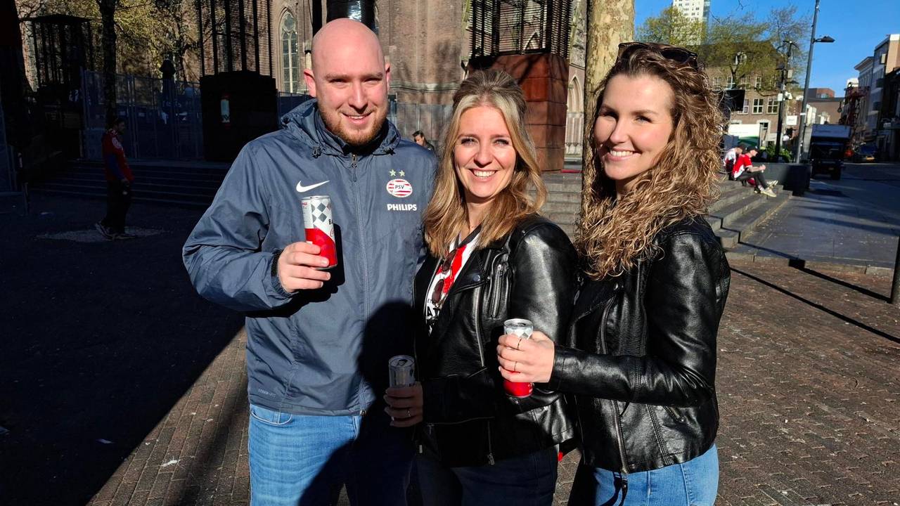 Dit drietal uit Helmond was dinsdagochtend vroeg al klaar voor het feest).