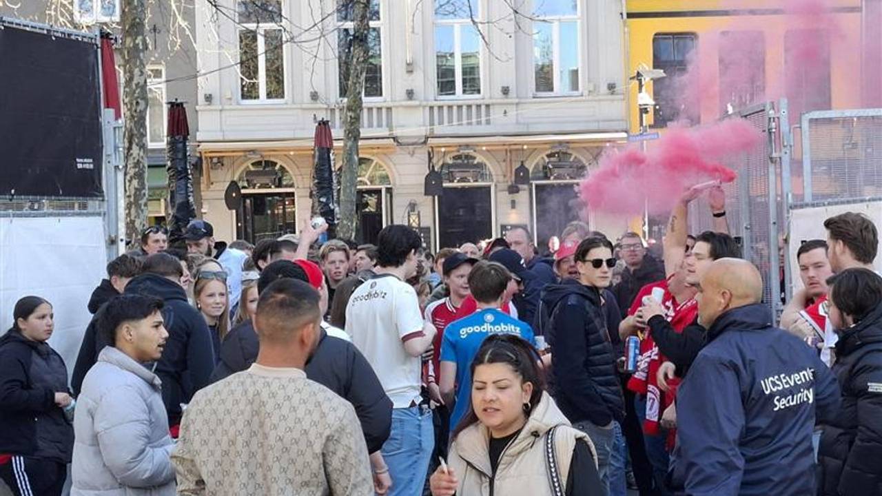 Fakkels in het centrum van Eindhoven (foto: Leon Voskamp).