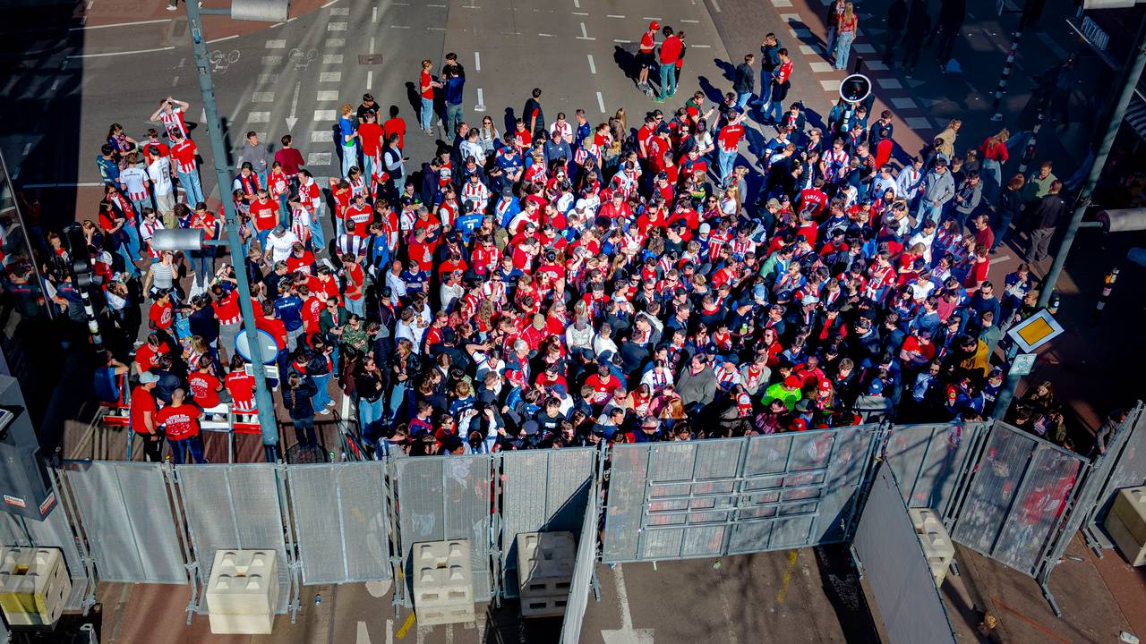 PSV-fans op Stadhuisplein (foto: Marcel van Dorst/Eye4Images).