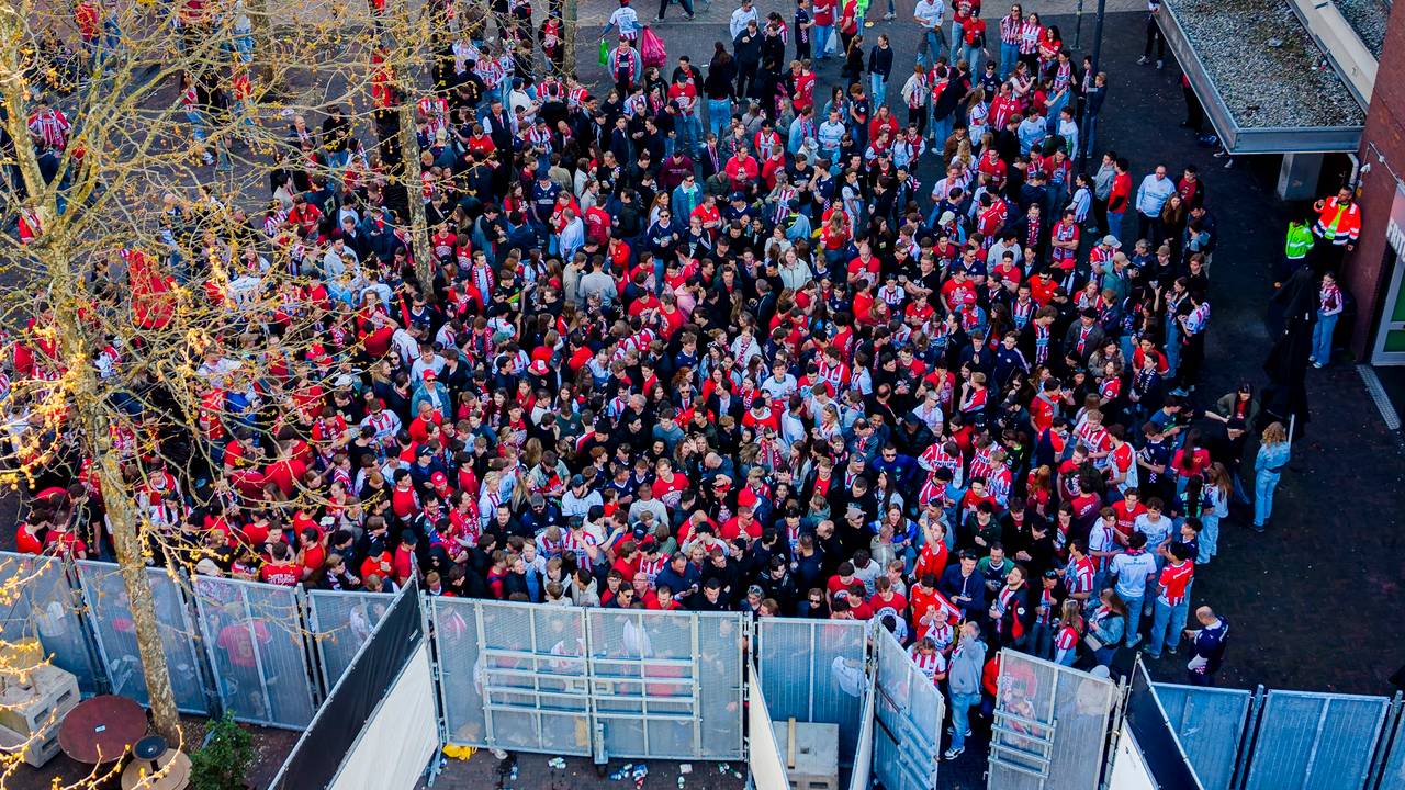 PSV-fans op Stadhuisplein (foto: Marcel van Dorst/Eye4Images).