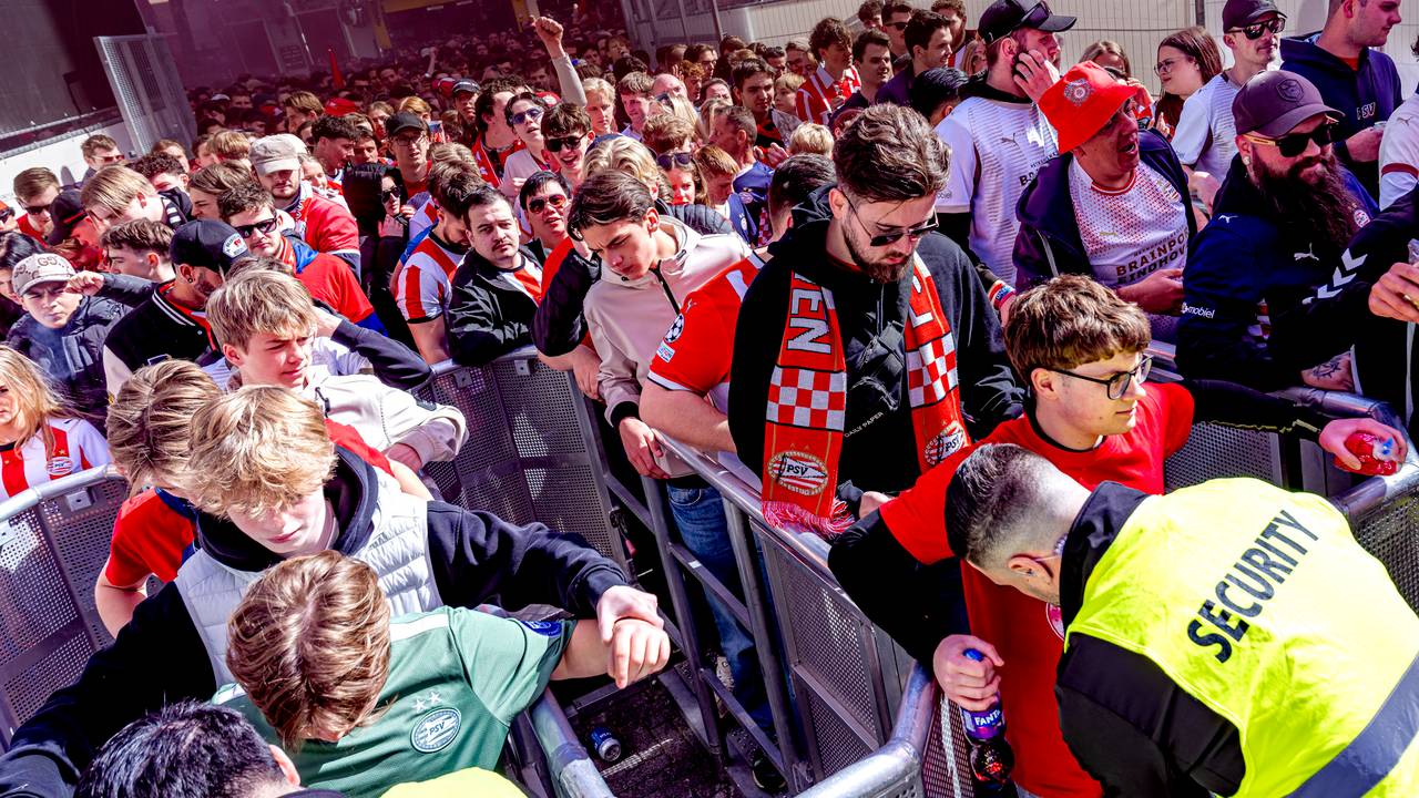 PSV-fans op Stadhuisplein (foto: Marcel van Dorst/Eye4Images).