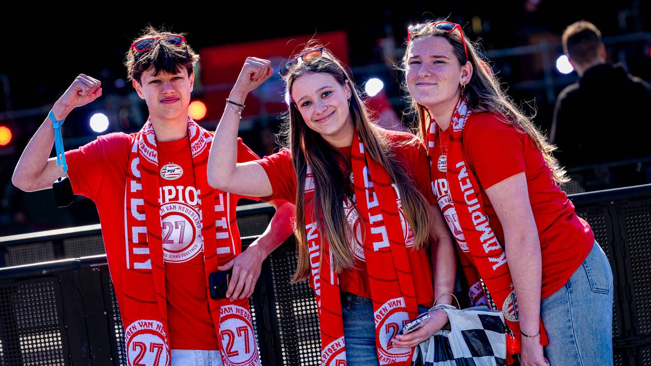 PSV-fans op Stadhuisplein (foto: Marcel van Dorst/Eye4Images).