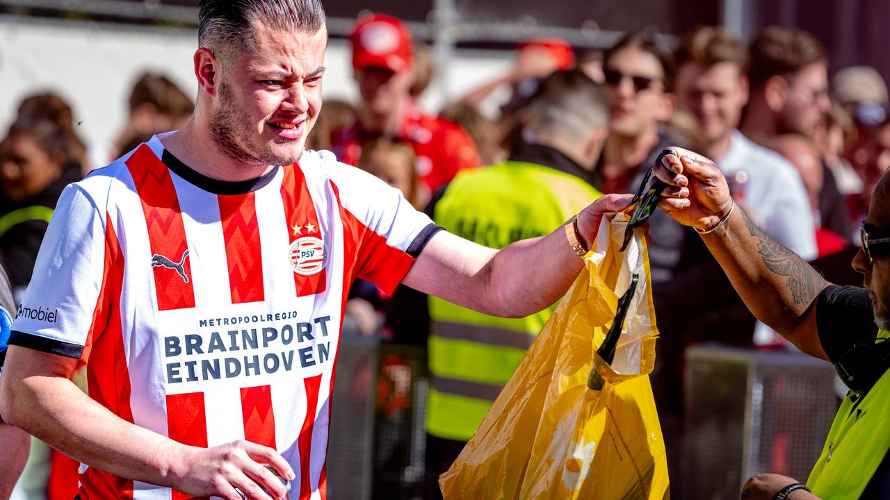 PSV-fans op Stadhuisplein (foto: Marcel van Dorst/Eye4Images).