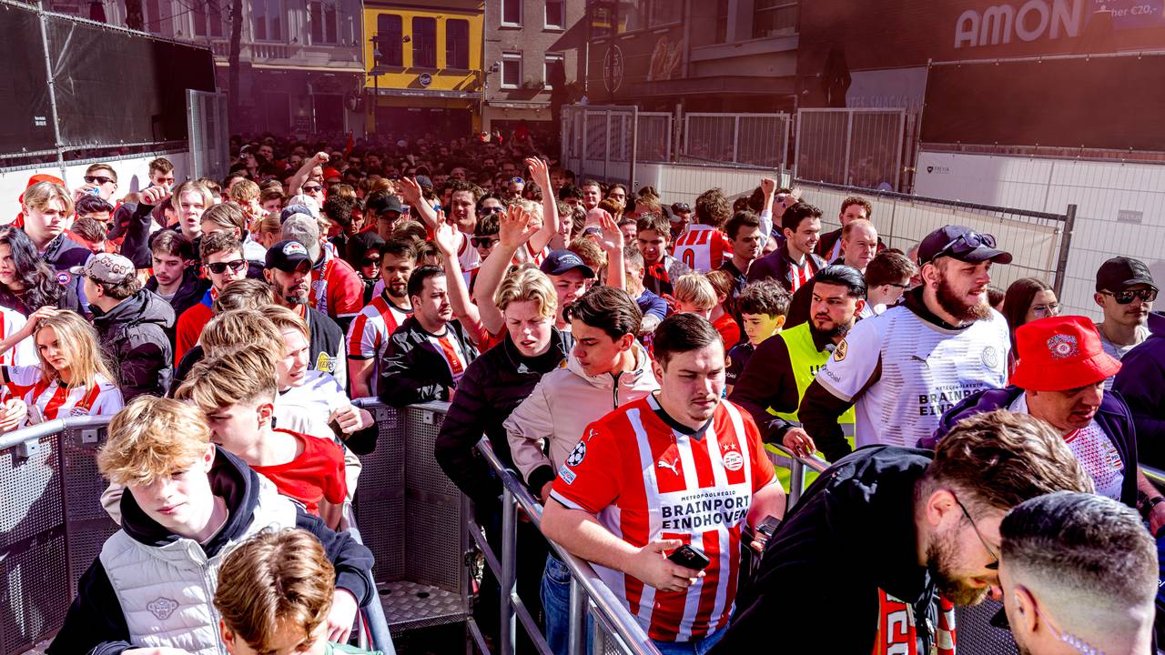 PSV-fans op Stadhuisplein (foto: Marcel van Dorst/Eye4Images).