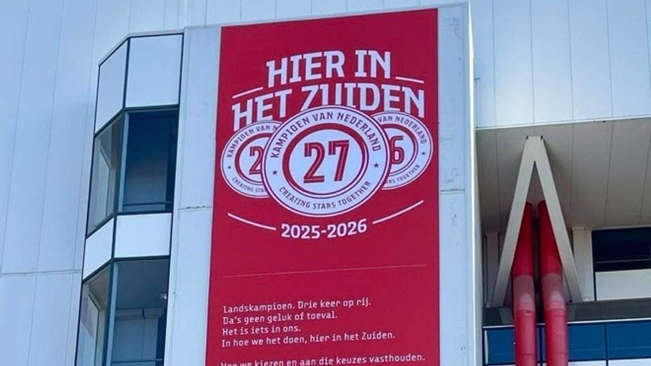 De gevel van het stadion is versiert met een gedacht van Merel Morre (foto: Merel Morre op Facebook)