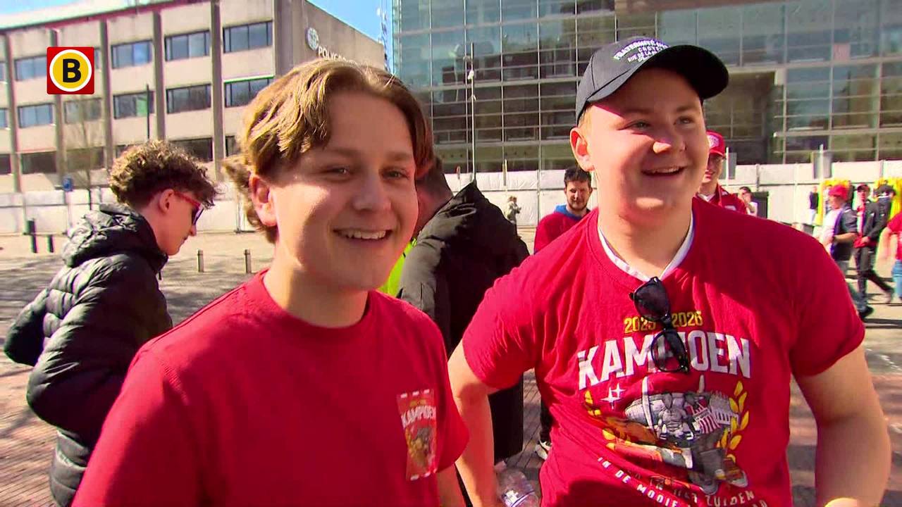 Eerste PSV'ers op het Stadhuisplein.