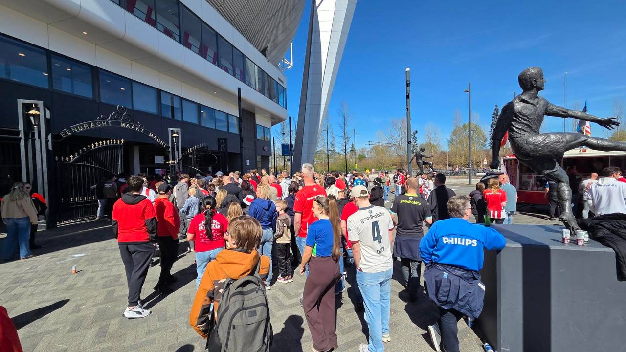 PSV-fans staan in de rij voor een plek in het stadion (foto: Omroep Brabant).