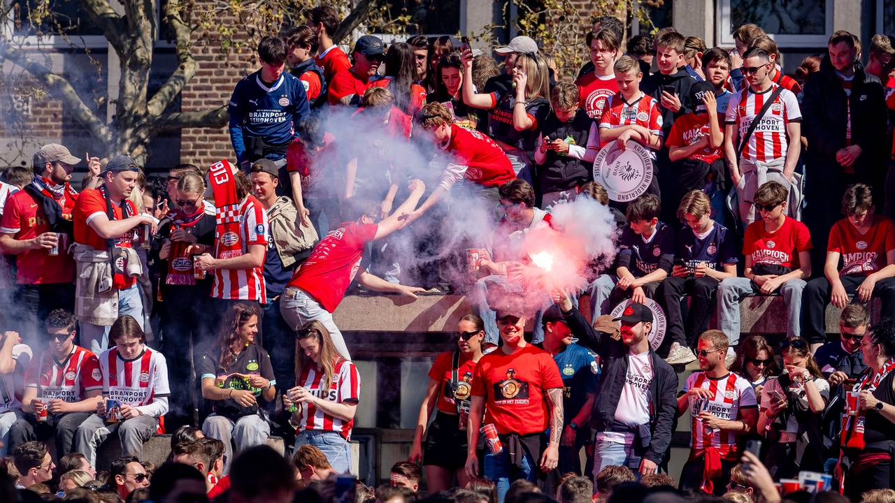 Drukte op het Stadhuisplein (foto: Marcel van Dorst/Eye4Images).
