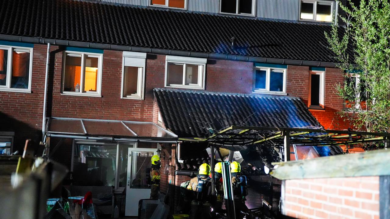 Bewoner door brandweer uit huis gehaald nadat brand uitbreekt in aanbouw