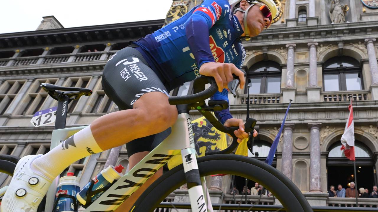 Mathieu van der Poel zondag voor de start van de Ronde van Vlaanderen (foto: David Pintens/Belga/AFP via ANP).