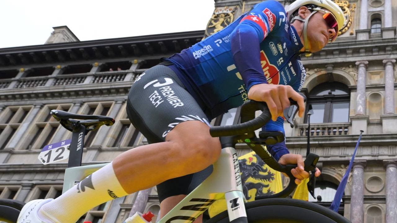 Mathieu van der Poel bij de start van de ronde van Vlaanderen (foto: David Pintens / Belga / AFP, via ANP).