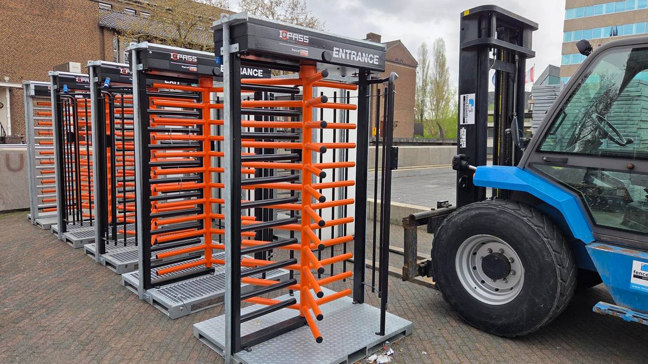 Toegangspoorten voor de huldiging staan klaar (foto: Noël van Hooft).