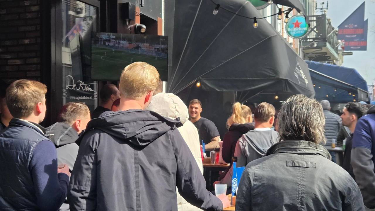 De zon schijnt op Stratumseind, PSV-supporters vermaken zich.