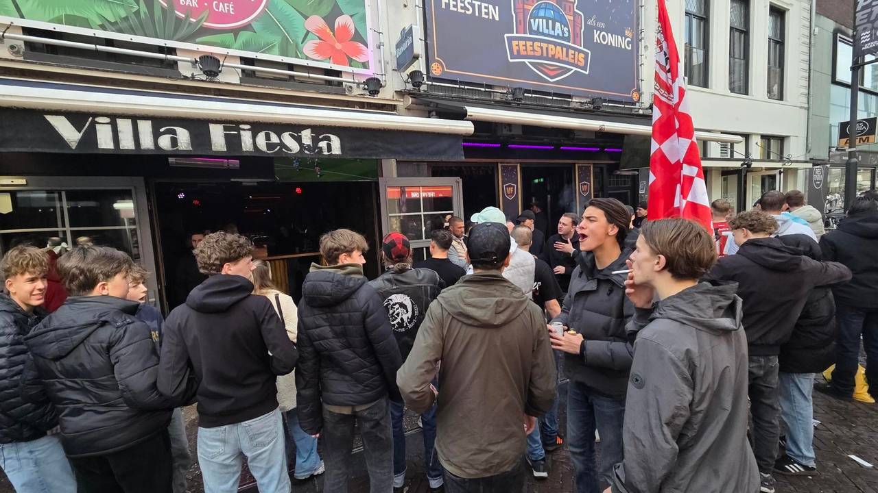 Het is droog op Stratumseind, PSV-supporters vermaken zich.