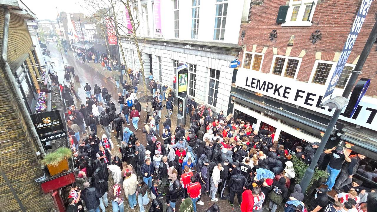 Keiharde regen op Stratumseind, veel PSV-supporter gaan de kroegen in (foto: Noël van Hooft).