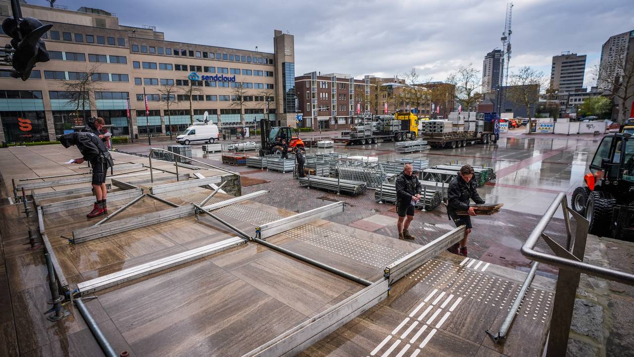 Opbouw podium stadhuisplein voor huldiging PSV (foto: SQ Vision).