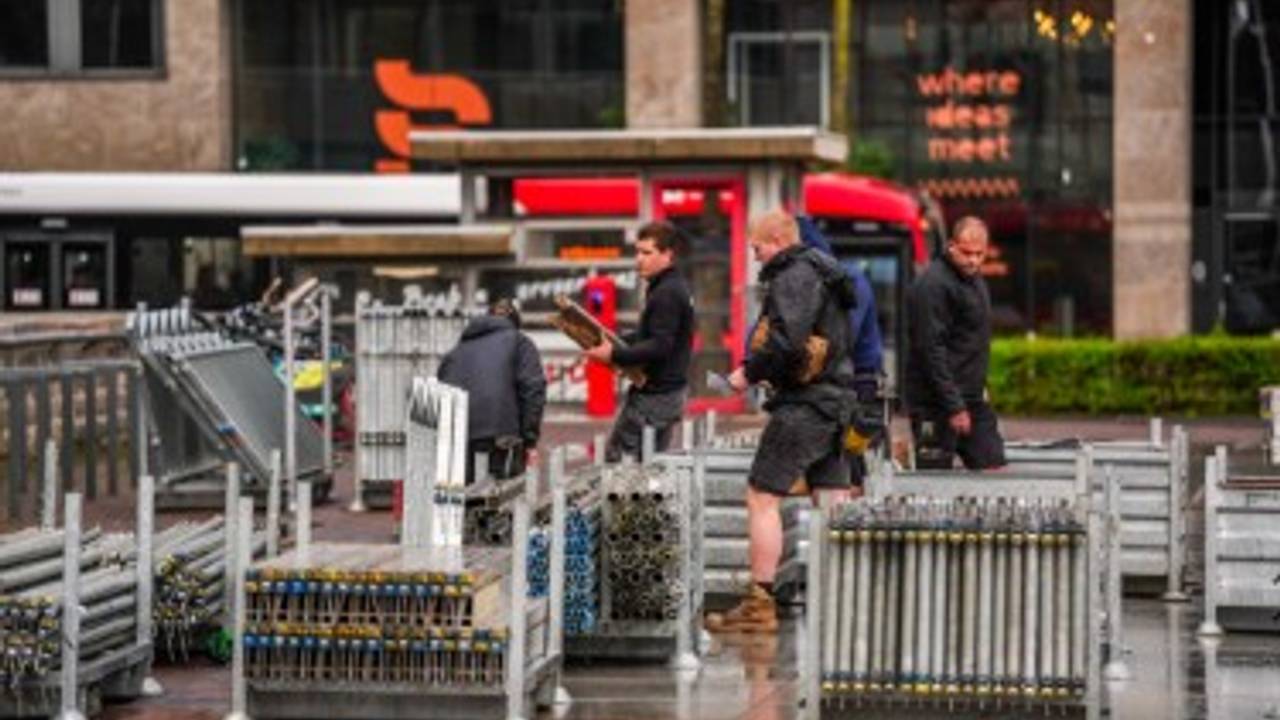 Er wordt gewerkt aan het podium voor de huldiging (foto: SQ Vision)