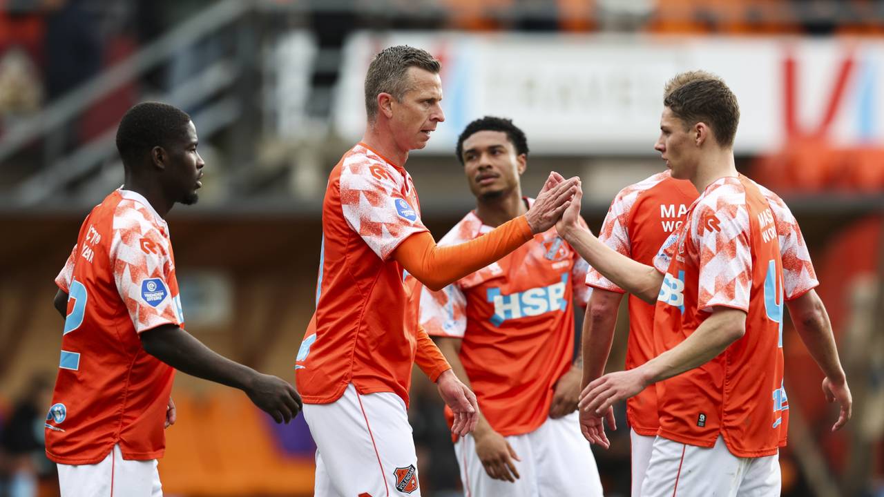 Spelers van Volendam na afloop van de wedstrijd tegen Feyenoord (foto: Sonny Lensen/ANP)