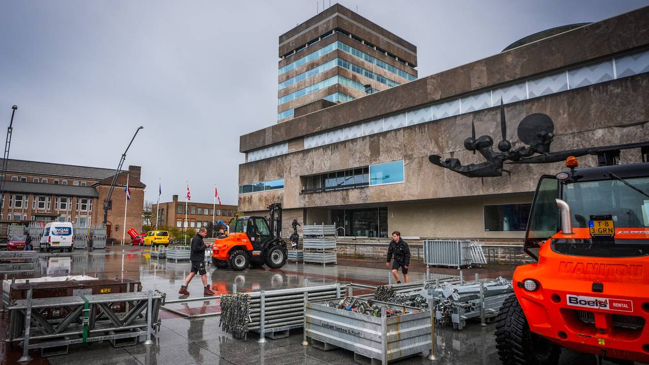 Opbouw van het podium op het stadhuisplein (foto: SQ Vision).