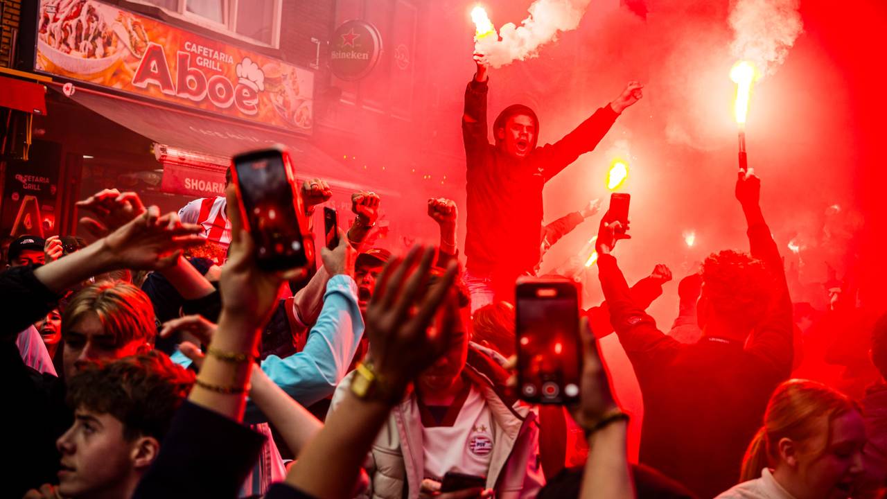 PSV-supporters steken fakkels af vanwege het kampioenschap (foto: Rob Engelaar / ANP).