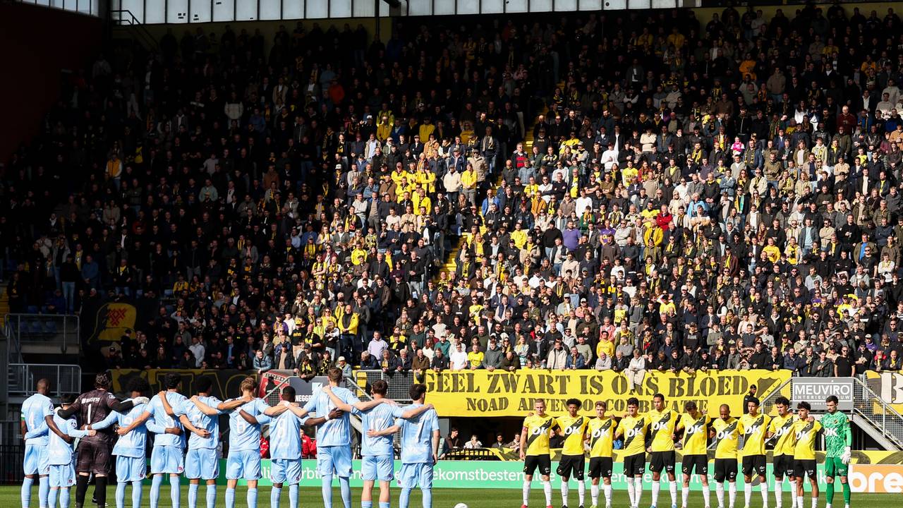 Een minuut stilte voor NAC - Sparta Rotterdam vanwege het overlijden van Kees Kuijs (foto: Hans van der Valk/Orange Pictures).