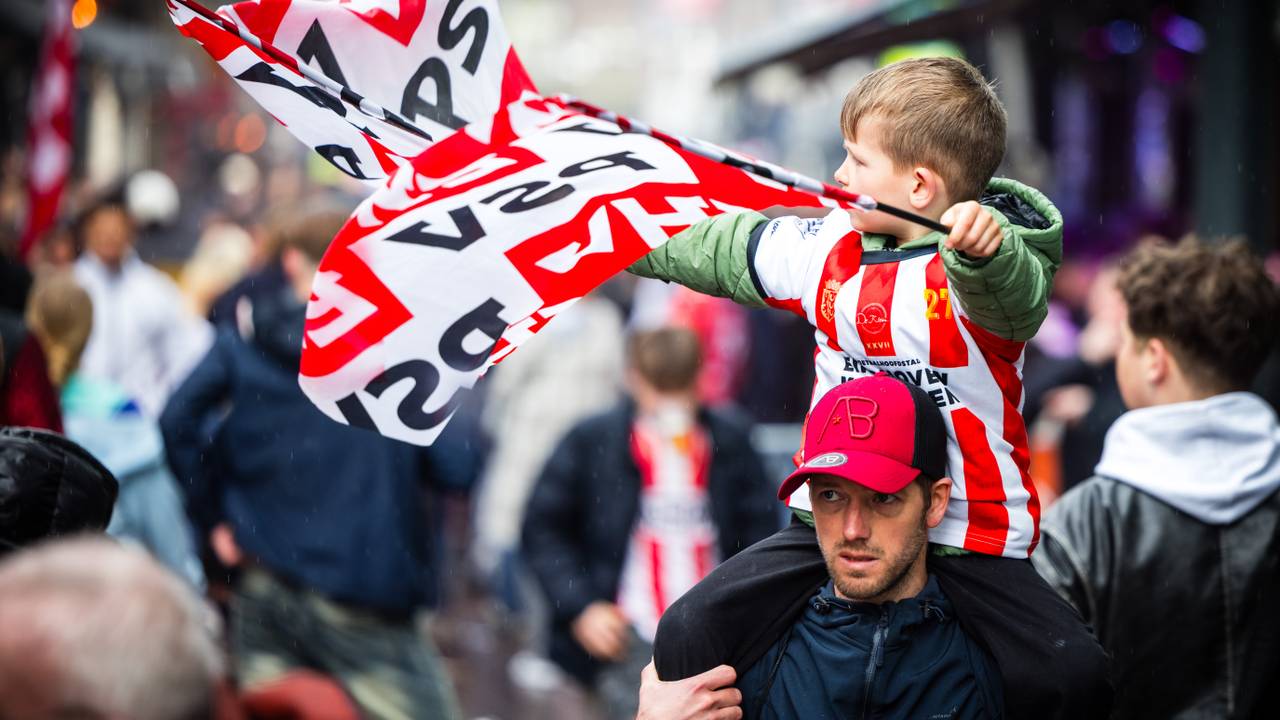 PSV-fans jong en oud vierden zondag de landstitel (foto: ANP).