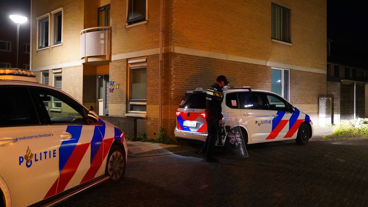 De politie bij het appartementencomplex in Vught waar de man werd gestoken (foto:: Bart Meesters/Persbureau Heitink).