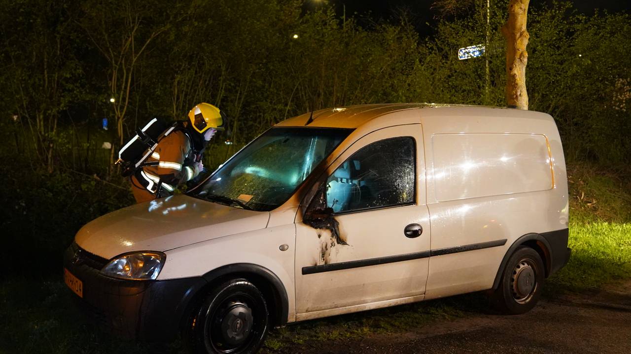 De brandweer bluste de auto in Berlicum (foto: Bart Meesters/Persbureau Heitink).