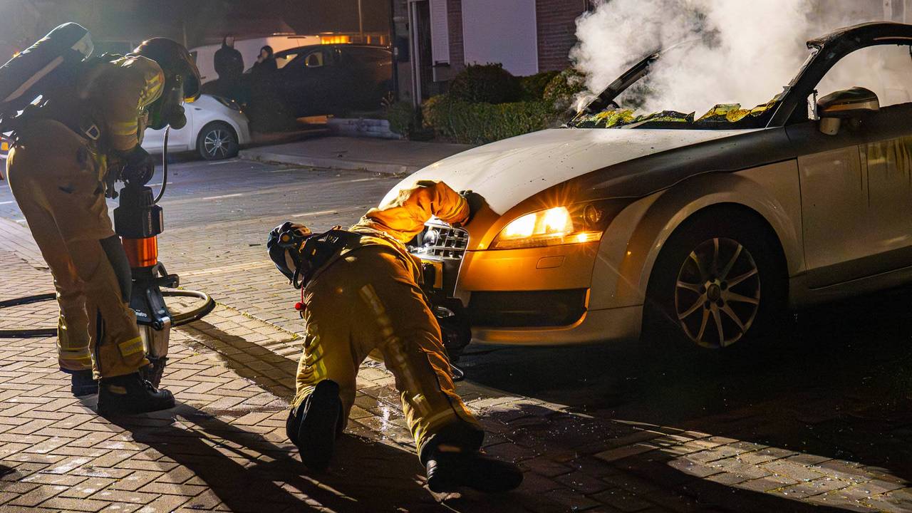 Volgens bewoners zou de auto vermoedelijk gestolen zijn. (Foto: Harrie Grijseels / Persbureau Heitink.)