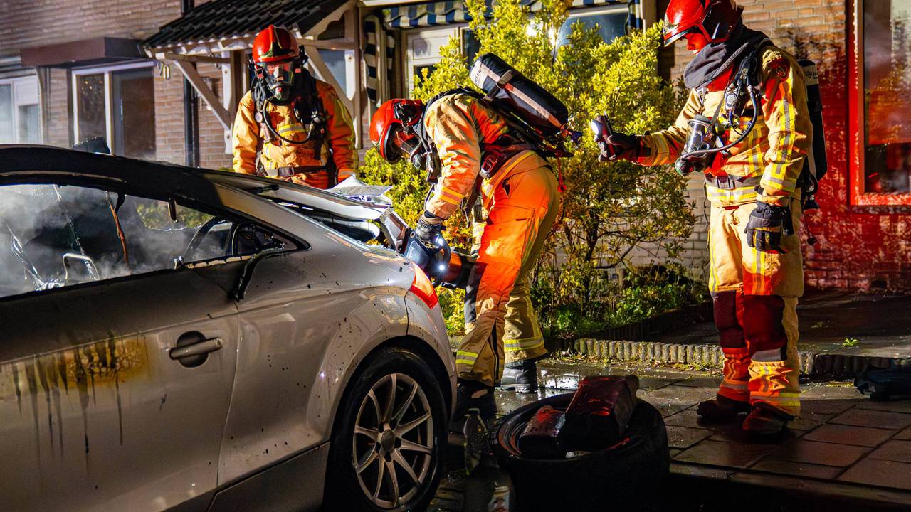 Buurt schrikt wakker van knal, mogelijk gestolen auto brandt uit in Helmond