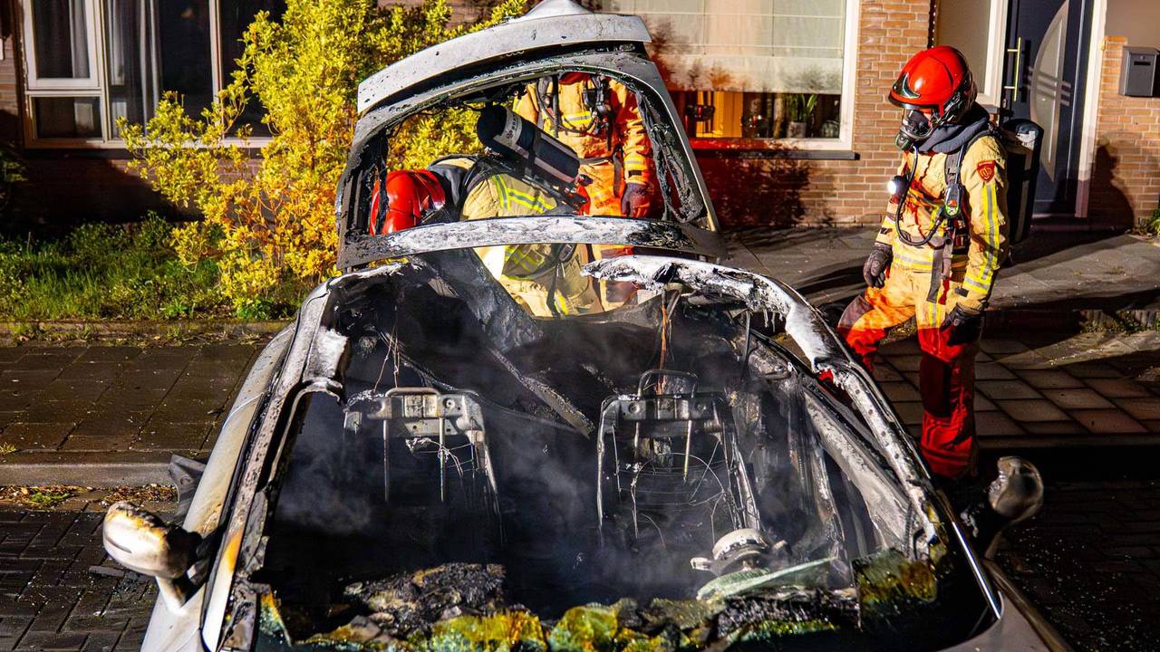 De auto raakte flink beschadigd door de brand (Foto: Harrie Grijseels / Persbureau Heitink.)