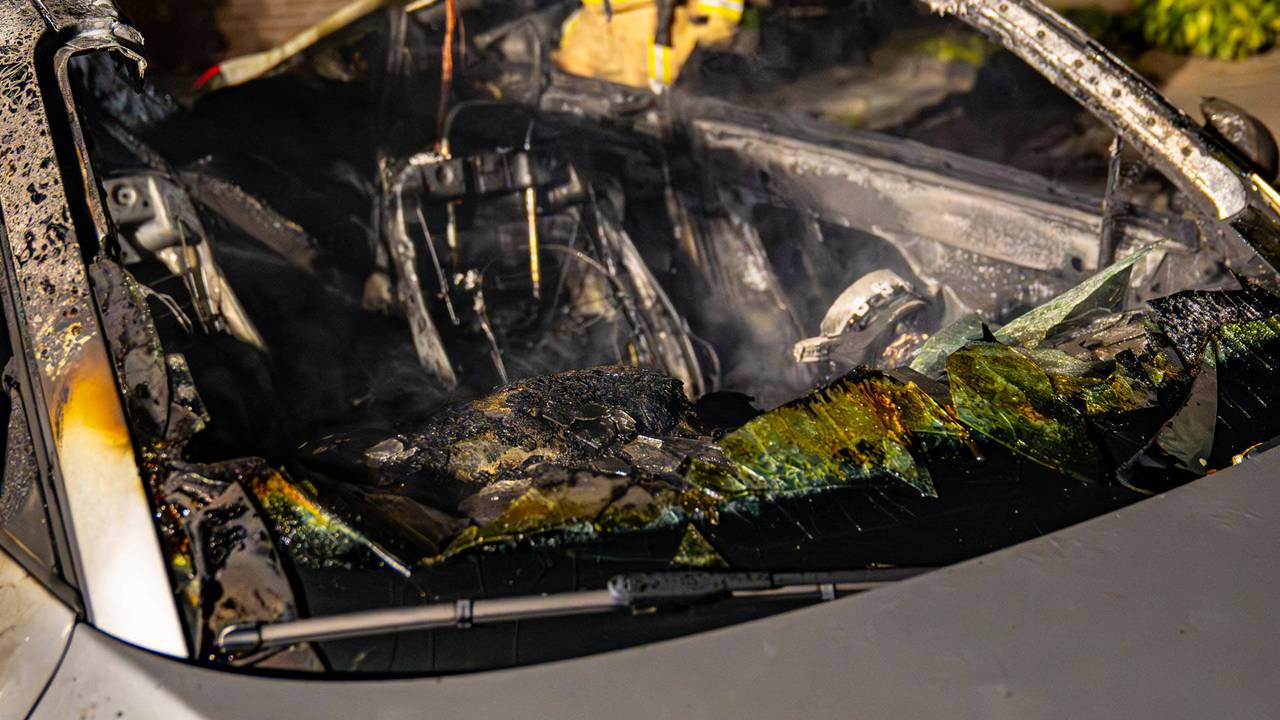 De auto is van binnen volledig uitgebrand. (Foto: Harrie Grijseels / Persbureau Heitink.)