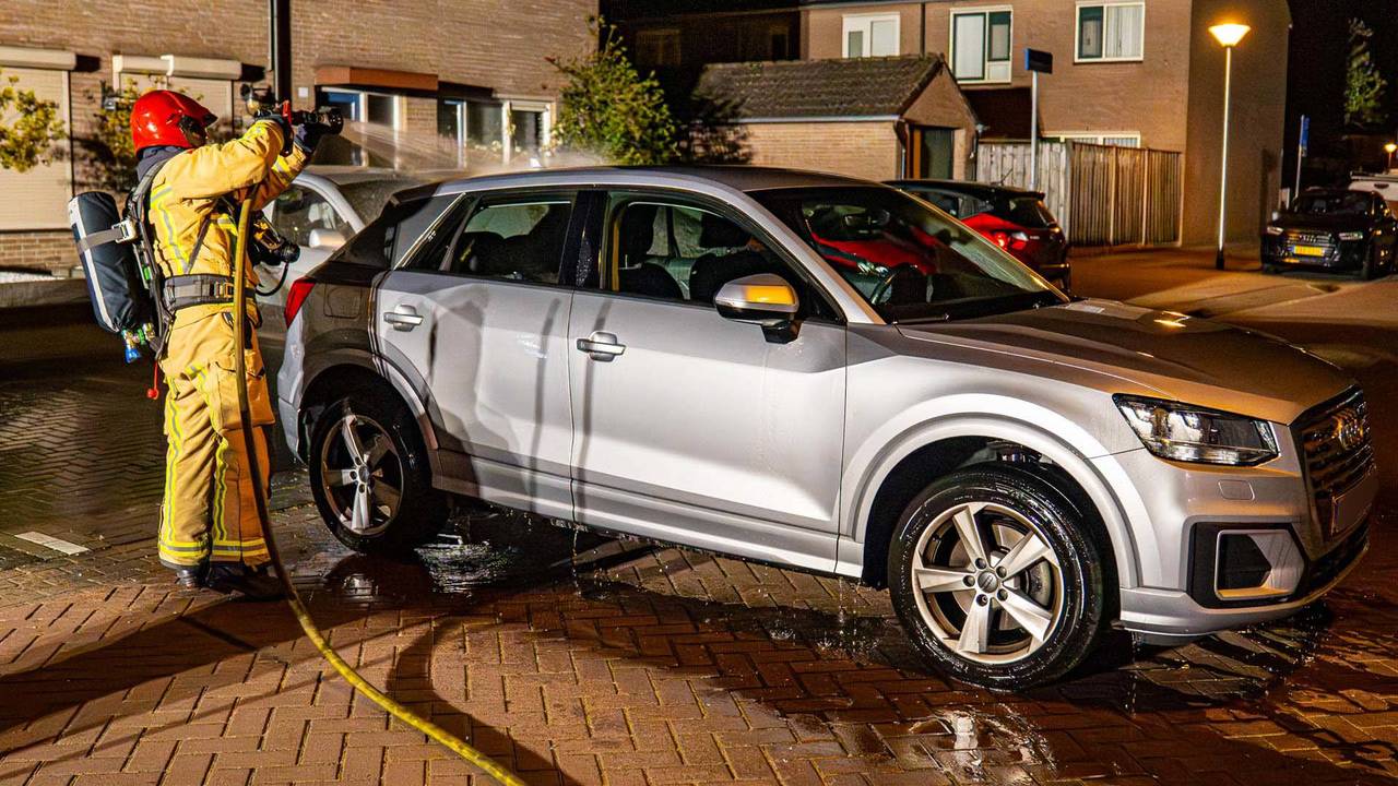 De auto die naast de brandende auto stond werd nog even afgespoeld. (Foto: Harrie Grijseels / Persbureau Heitink.)