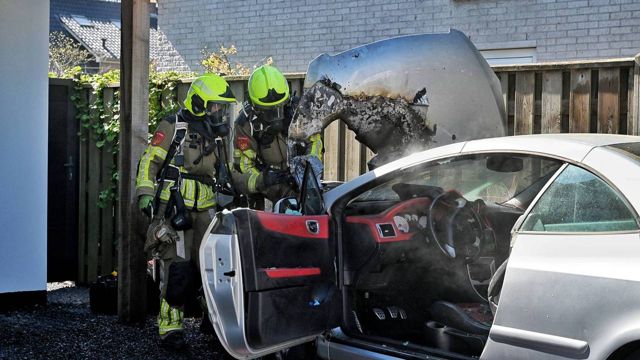 Auto vliegt in brand in Oisterwijk, buurtbewoners proberen vuur te blussen