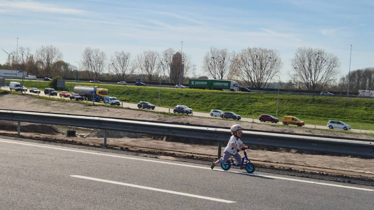 Met de step over de nieuwe verbindingsboog bij knooppunt Hooipolder (foto: Niek de Bruijn)